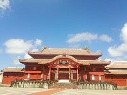 世界遺産 首里城跡 正殿再建工事も始まり、今年秋　完成予定です。