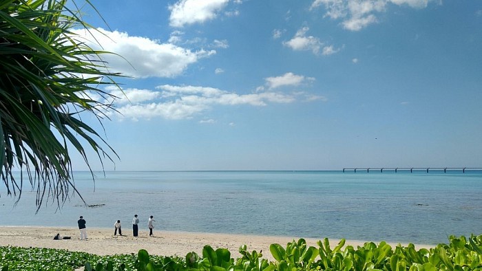 豊見城市 快晴 ウミカジテラスから見える海。 右は那覇空港の滑走路です。